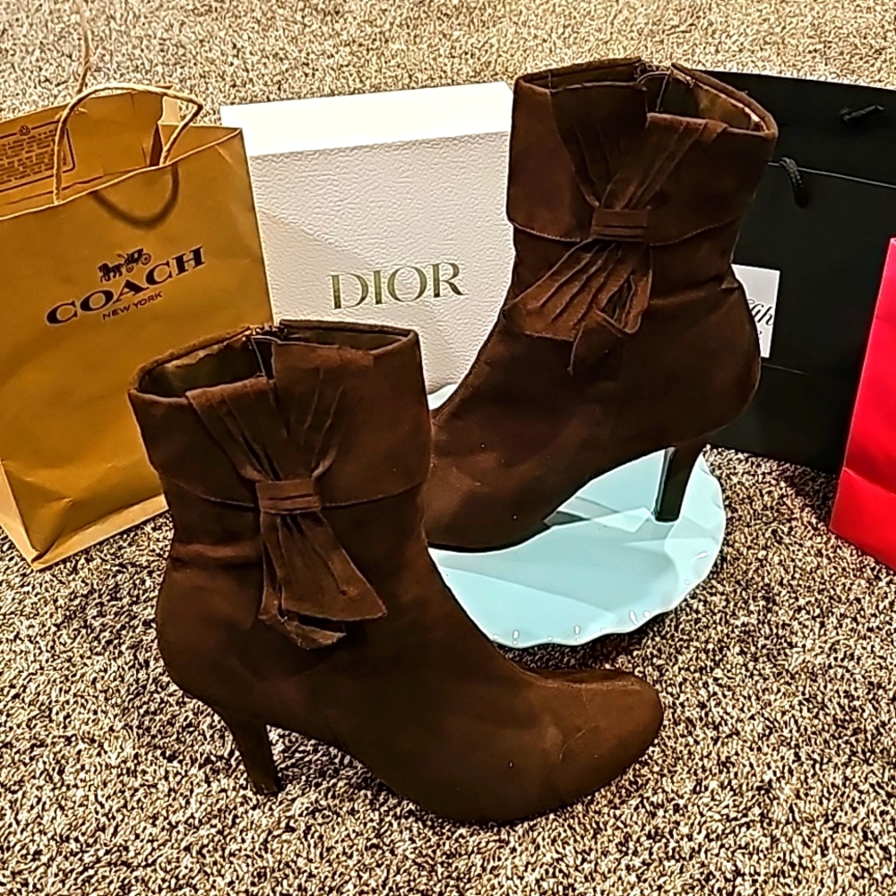 B. Street brown suede boots 👢 with bows